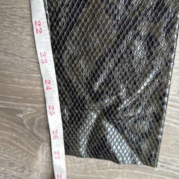 Commando Faux Leather Animal Legging in Moss Snake Small - Picture 12 of 13